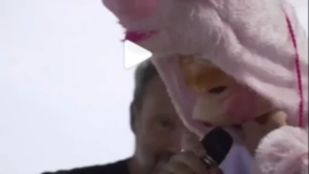 U Francuskoj održano bizarno takmičenje: Ljudi se okupili da pokažu ko najbolje grokće kao svinja!