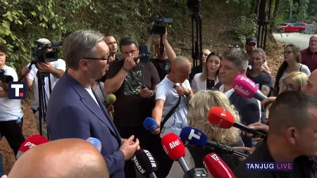Vučić sa narodom u Paraćinu: Obilazi radove na rekonstrukciji puta (FOTO/VIDEO)