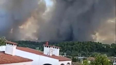 Drama na Halkidikiju, vatra kod Sivirija: Stižu vatrogasci iz Soluna, turistima važna poruka, spakujte najneophodnije i čekajte uputstva
