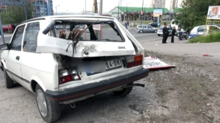 „Jugom“ bežao policiji kroz Žarkovo: Zakucao se u „pežo“, pa se zapalio
