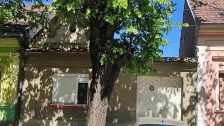 Tri spavaće sobe, dva dvorišta i 297 kvadrata za 65.000 evra: Kuća blizu škole idealna za veću porodicu