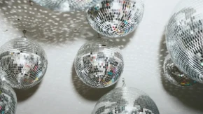 Disko kugla u bašti tera ptice - jednostavan trik bez hemikalija koji štiti voće i povrće