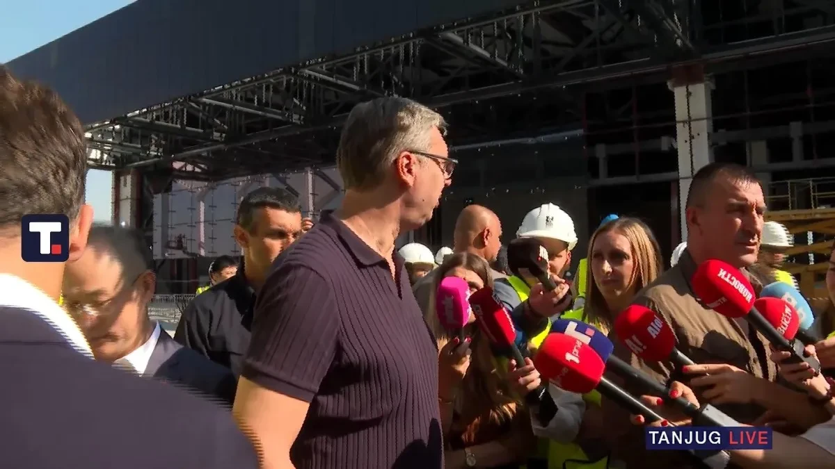 Vučić se našalio sa Malim: Ako sve bude na vreme, u novembru skačem obučen u Savu