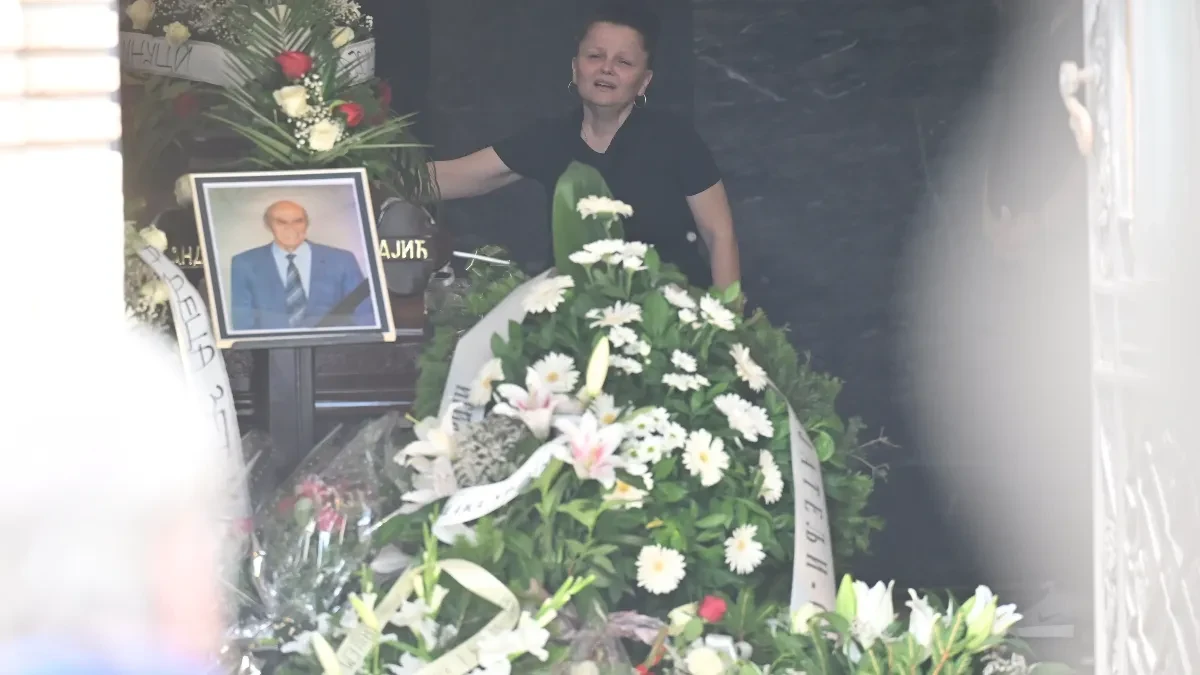 Pomen Andriji Bajiću: Muk na Novom groblju, pevačeve ćerke i Mala Cana oči u oči
