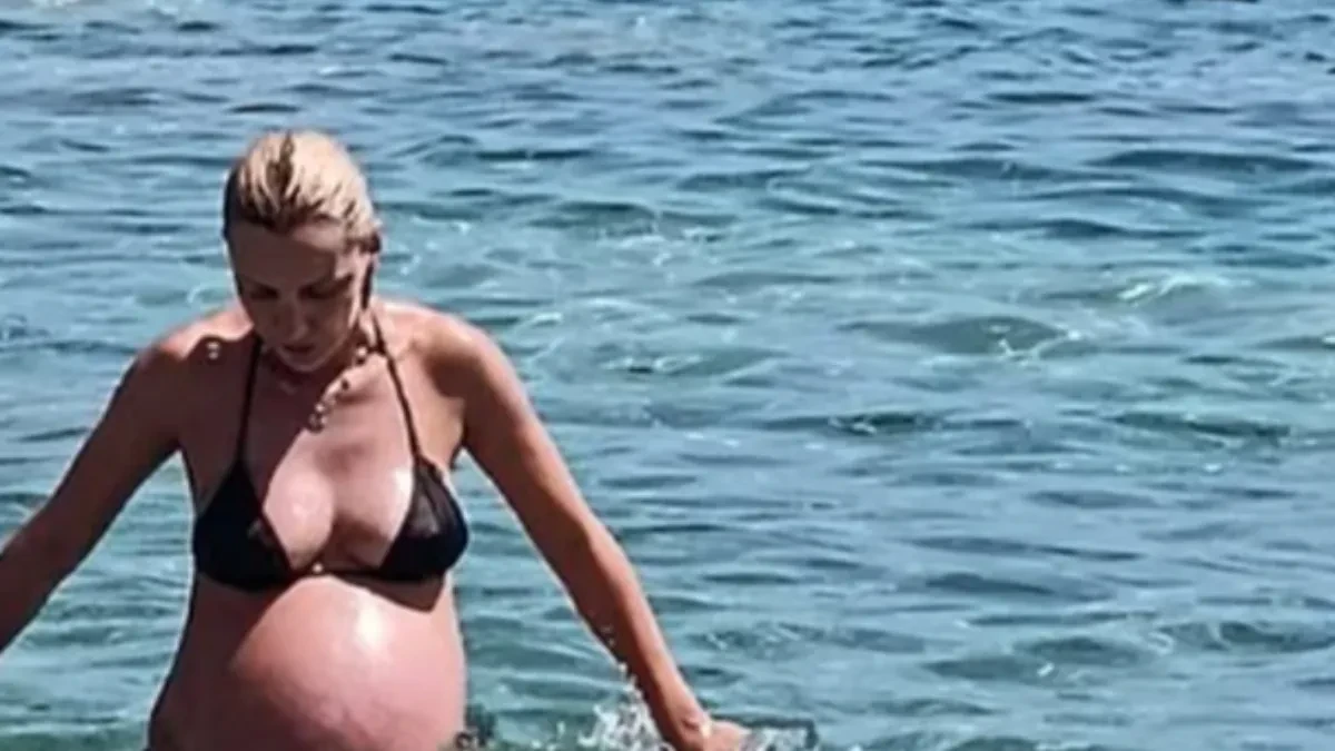 Pevačica rodila blizance, pa otkrila sa čime se suočavala pre porođaja! Ovo joj najgore od svega