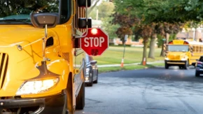 Autistična devojčica ostala sama u autobusu: Satima se borila na ekstremnoj vrućini, niko da joj pomogne
