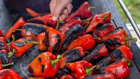 Brdo pečenih paprika oljuštim za 15 minuta! Genijaln trik moje bake štedi vreme