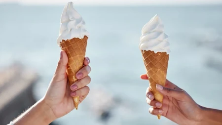 Letnji hit na SicilijI: Plivate u moru, a sladoled stiže pravo do vas – čamac sa omiljenom poslasticom turisti obožavaju