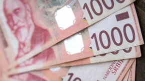 Roditeljima niških osnovaca leže 20.000 dinara: Počela isplata pomoći, evo ko može da dobije još novca