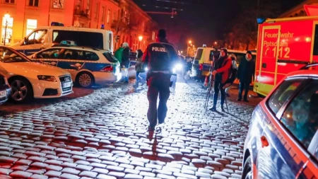 Žestok napad na policiju, 12 povređenih: Kontraprotestanti probili kordon, usledile jezive scene nasilja!