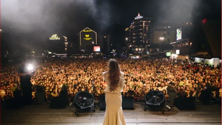 Milica Pavlović pred 20.000 ljudi pokorila Zlatibor! Više od dva sata pevala sa publikom, pozvala kolegu iz publike na binu, a zbog jednog detalja svi su gledali u nju