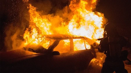 Porodica sa detetom (3) bežala glavom bez obzira: Vatra im opkolila auto (VIDEO)