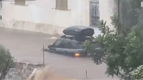 Strašno nevreme pogodilo Grčku! Na ulicama vodopadi, automobili plavaju do krova (VIDEO)