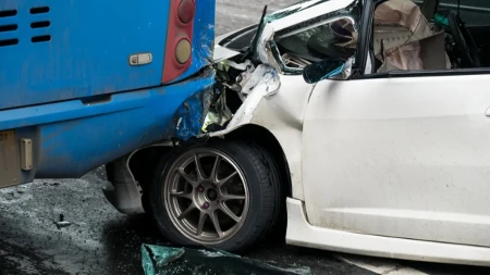 Auto se zakucao u autobus u Kneza Miloša: Stvorila se velika gužva