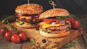 Sočni burgeri za lepo druženje sa prijateljima Baš ovako ih prave u restoranu