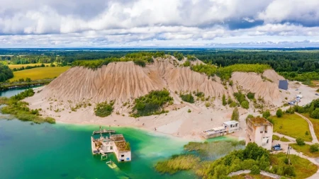 Turisti ovde uživaju - kupaju se, voze čamce i rone, a ispod njih leži bivši zatvor