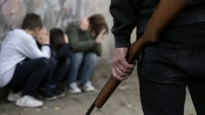 Upućivao deci rasističke uvrede, uzeo pušku pa krenuo da puca: Evo kakvu kaznu je dobio Francuz