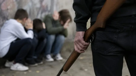 Upućivao deci rasističke uvrede, uzeo pušku pa krenuo da puca: Evo kakvu kaznu je dobio Francuz