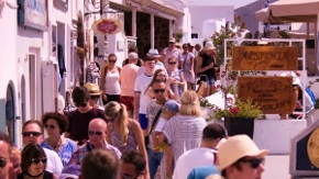 Popularno grčko ostrvo prepuno turista: Nema igla gde da padne, ljudi satima čekaju u redu za jednu fotografiju, lokalcima je sve teže