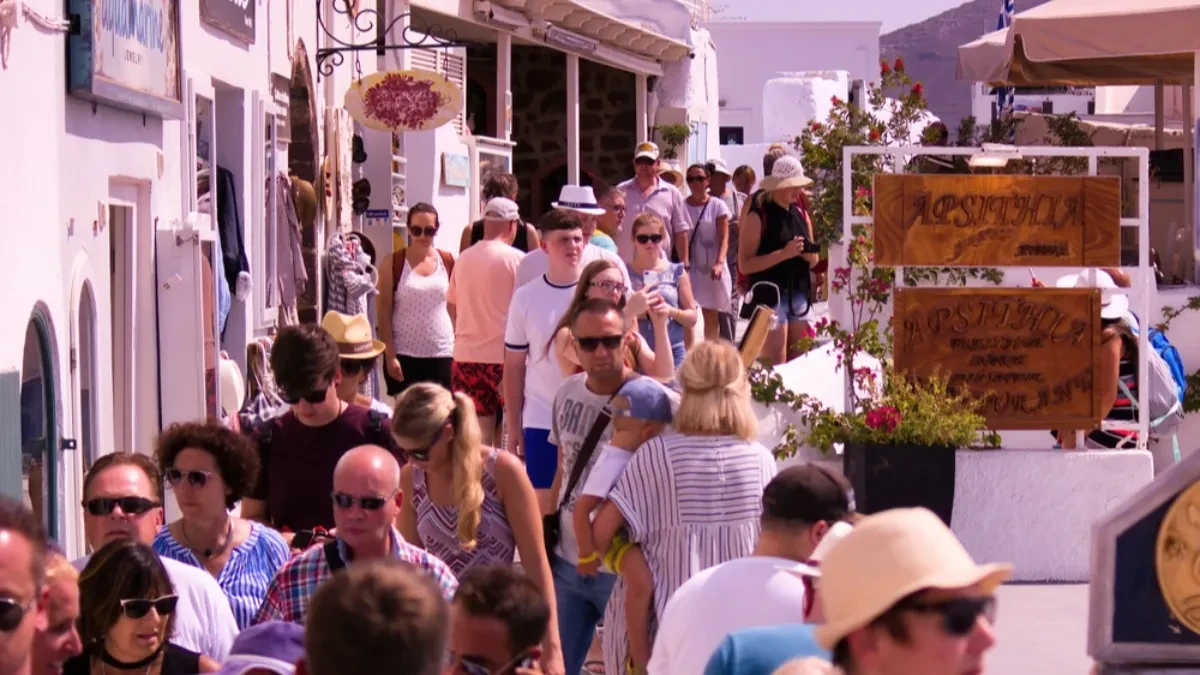 Popularno grčko ostrvo prepuno turista: Nema igla gde da padne, ljudi satima čekaju u redu za jednu fotografiju, lokalcima je sve teže