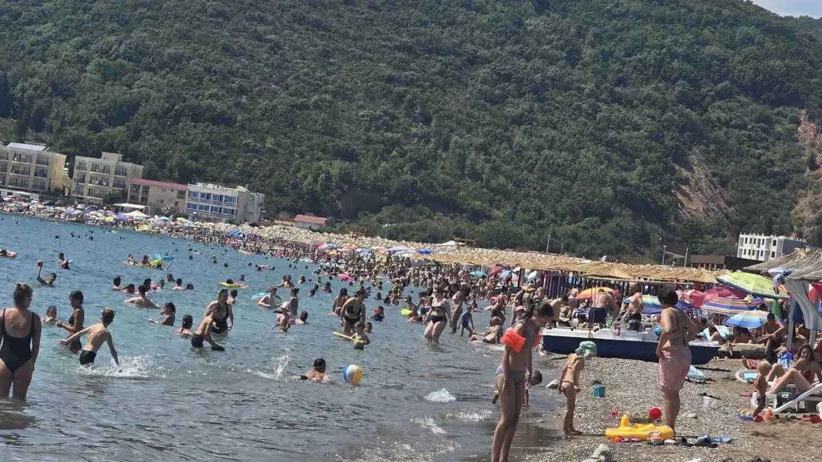 Majka i dete u Ulcinju mislili da su u plićaku, a onda je dno nestalo: Srbi čuli "upomoć" i krenuli ka njima
