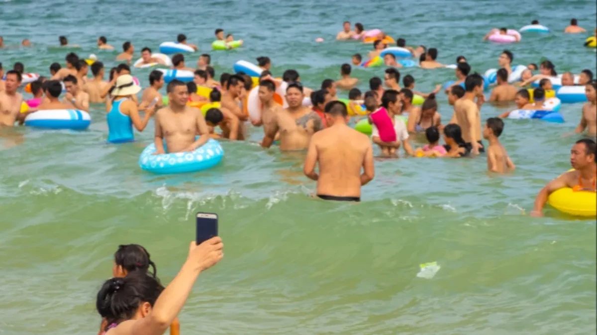 Mislite da je u Grčkoj gužva? Pogledajte plažu na kojoj se tiska čak 200.000 ljudi
