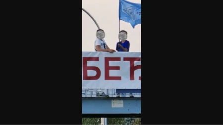 Deca na političkoj straži: Maloletnici noću dežuraju na mostu u Kragujevcu! Kako i zašto?!
