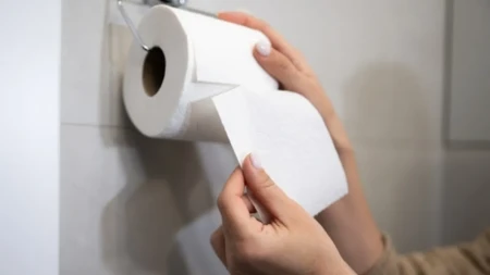 Godinama ga svi okrećemo pogrešno: Stručnjaci otkrili kako toalet papir zaista treba da stoji