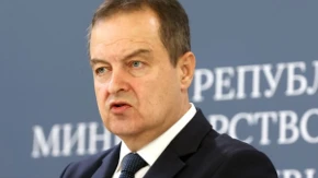 Politički majstori sedenja na dve stolice ponovo vešto kalkulišu!
