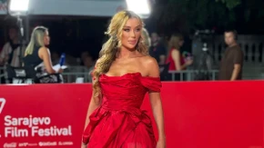 Tea Tairović stigla na Sarajevo Film Festival! U raskošnoj haljini od 10 metara svile prošetala crvenim tepihom, sve oči uprte samo u nju! 
