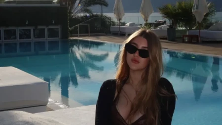 Ubitačan dekolte ćerke Goce Tržan! Lena se utegla u crnu haljinu za porodičnu proslavu i zapalila sve