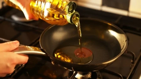 Domaćice kunu u ovaj trik: Ubacite čačkalice u ulje pre prženja i pogledajte šta se dešava