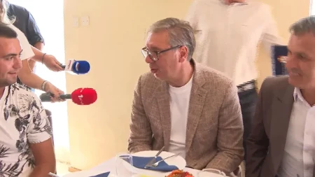 Vučić u Blacu: Tražimo rešenja da podstaknemo i porodice koje hoće da imaju petoro i više dece