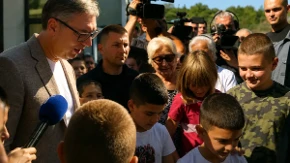 Vučić prišao mališanima, a onda je pao dogovor: „Je l’ može tako?“