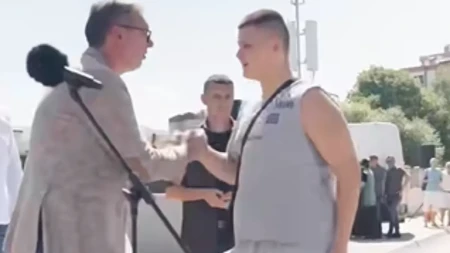 "Vrati se ti sine u Srbiju" Vučiću prišao dečak iz Nemačke, pa ga upitao za košarku u Srbiji
