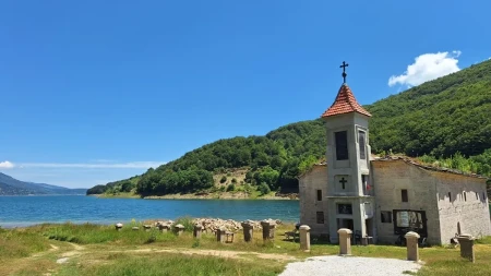 Skandal! Penju se na crkvu " Svetog Nikole" u tangama! "Znaju li gde se nalaze?!" (FOTO/VIDEO)