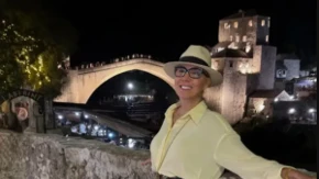 Brena bez trunke šminke, sa šlicem do kuka! Pevačica skroz neprepoznatljiva šeta ulicama Mostara, vratial se na mesto zločina
