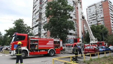 Ostavio upaljenu cigaretu, pa zapalio stan! Vatrogasci spasili troje iz buktinje
