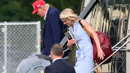 Ko je plavuša koja se ne odvaja od Trampa? Melanija je zatekla noću u privatnim odajama, a poruka koju mu je napisala podigla je prašinu