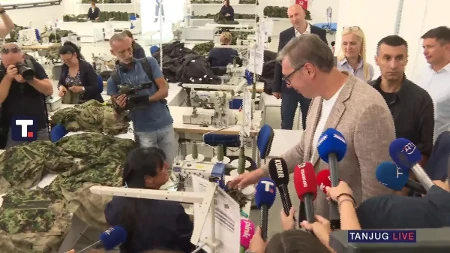 Predsednik Srbije sa svojim narodom! Vučić obilazi Toplički okrug, građani ga dočekali u Rači (VIDEO)