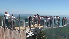 Stakleni vidikovac je već hit leta - ljudi hrle na Kablar da uživaju u pogledu