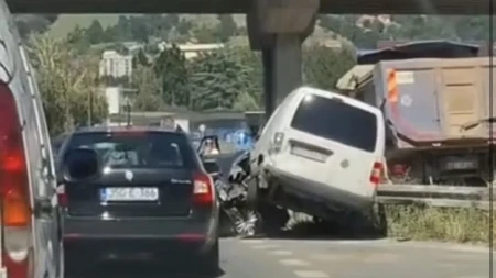 Više osoba, među njima i deca, povređeno u jezivom sudaru! Lekari koji su se zatekli na putu prvi pritekli u pomoć