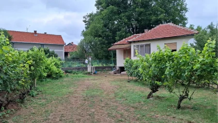 Kuća sa placem od 18 ari za 28.000 evra! Na samo 500 metara od reke i centra sela