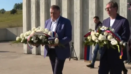 Vučić na Petrovačkoj cesti: Predsednik položio venac na spomen-obeležje, odao poštu stradalim Srbima