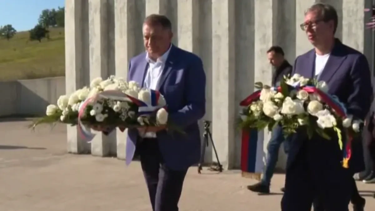 "Jedan od najstrašnijih, hladnokrvnijih zločina za koji niko nije odgovarao" Vučić na Petrovačkoj cesti položio venac i odao poštu stradalima