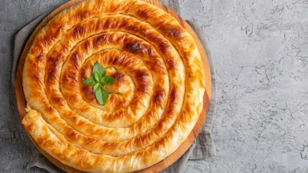 Samo 2 kašike ovog sastojka u filu čine čudo: Pita će biti zlatna, mirisna i ukusna kao nikad
