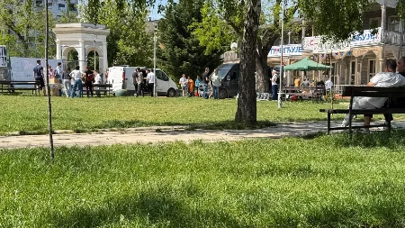 Policiji bilo sumnjivo kako se ponaša! Stajao pored štanda SNS u Kragujevcu, kada su videli šta ima kod sebe, odmah su ga uhapsili!