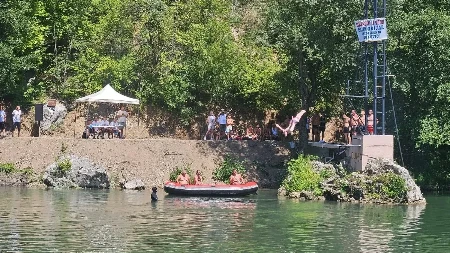 Skakali sa platforme visoke 11 metara u reku Lim: Sportski spektakl u Brodarevu, gastarbajteri obezbedili nagradni fond