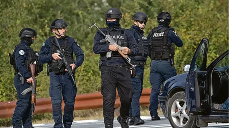 Kurti krenuo na Srbe na severu KiM: Policija upada u kuće, pretresi pod izgovorom istrage