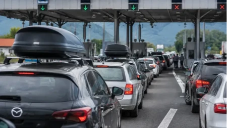 Plati kaznu ili ostaješ zarobljen! Kamere "Bezbednog grada" seju strah na granici, turisti u redu čekaju ispred šaltera!